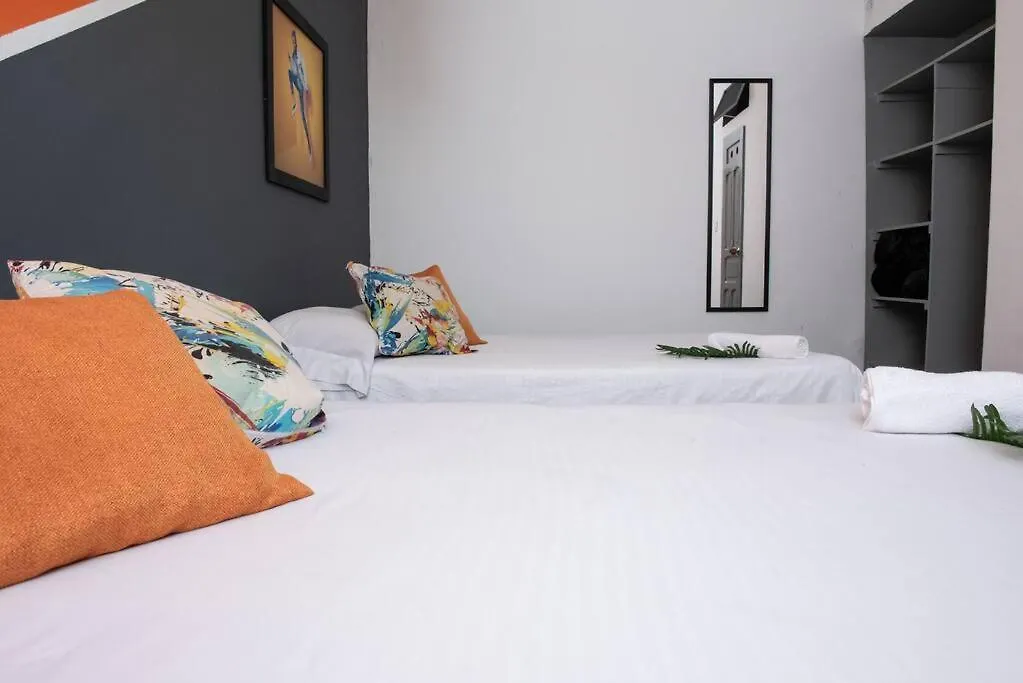 Apartamento Pleasant House 20 People In Laureles Medellín