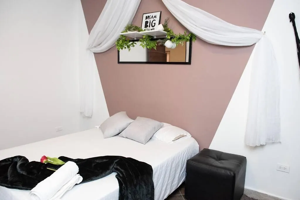 Appartamento Pleasant House 20 People In Laureles Medellín