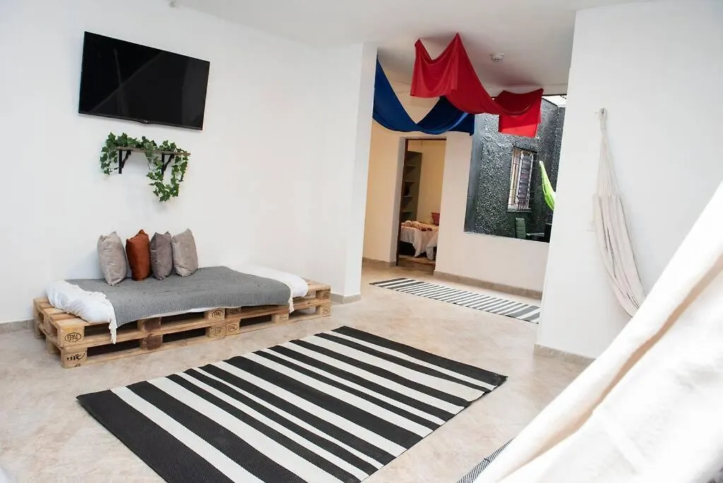 Appartamento Pleasant House 20 People In Laureles Medellín